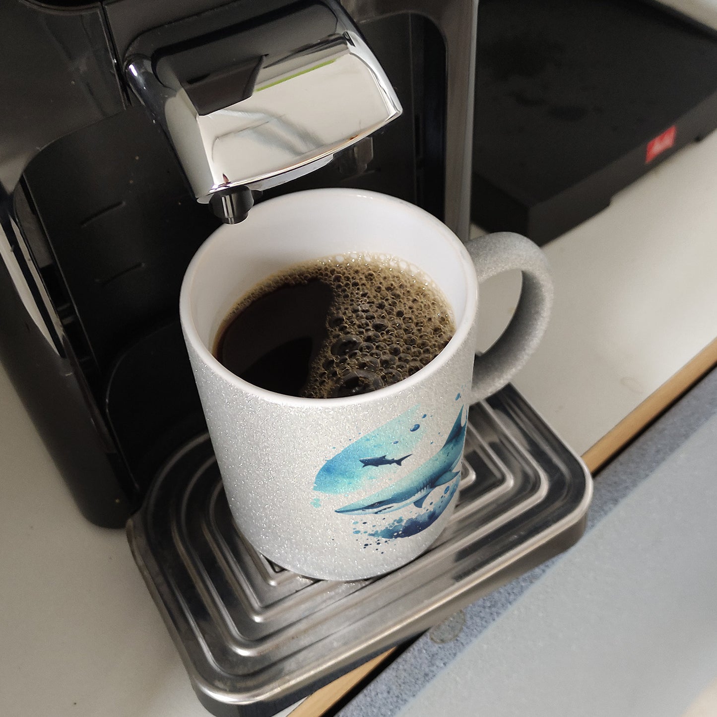 Haifisch im Wasser Glitzer-Kaffeebecher