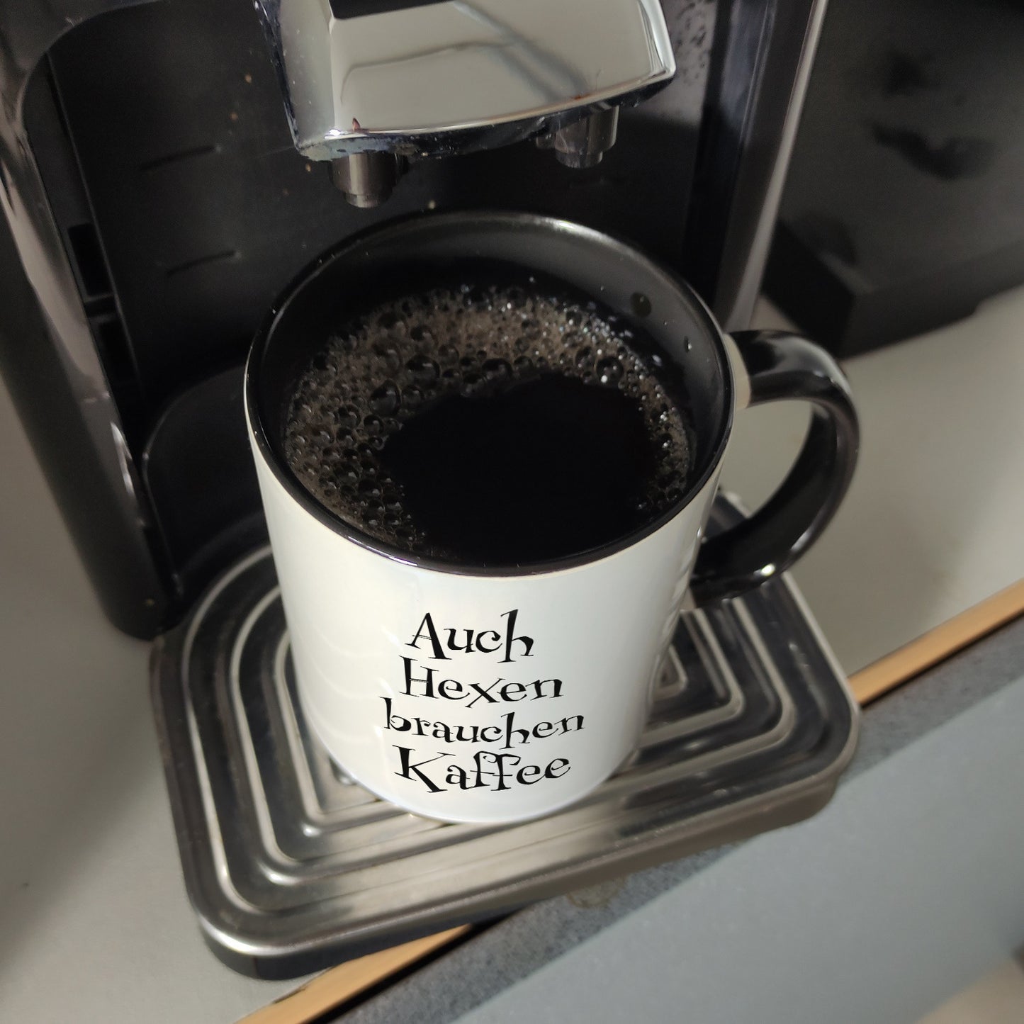 Kaffeebecher Schwarz mit lustigem Motiv und Spruch - Auch Hexen brauchen Kaffee -