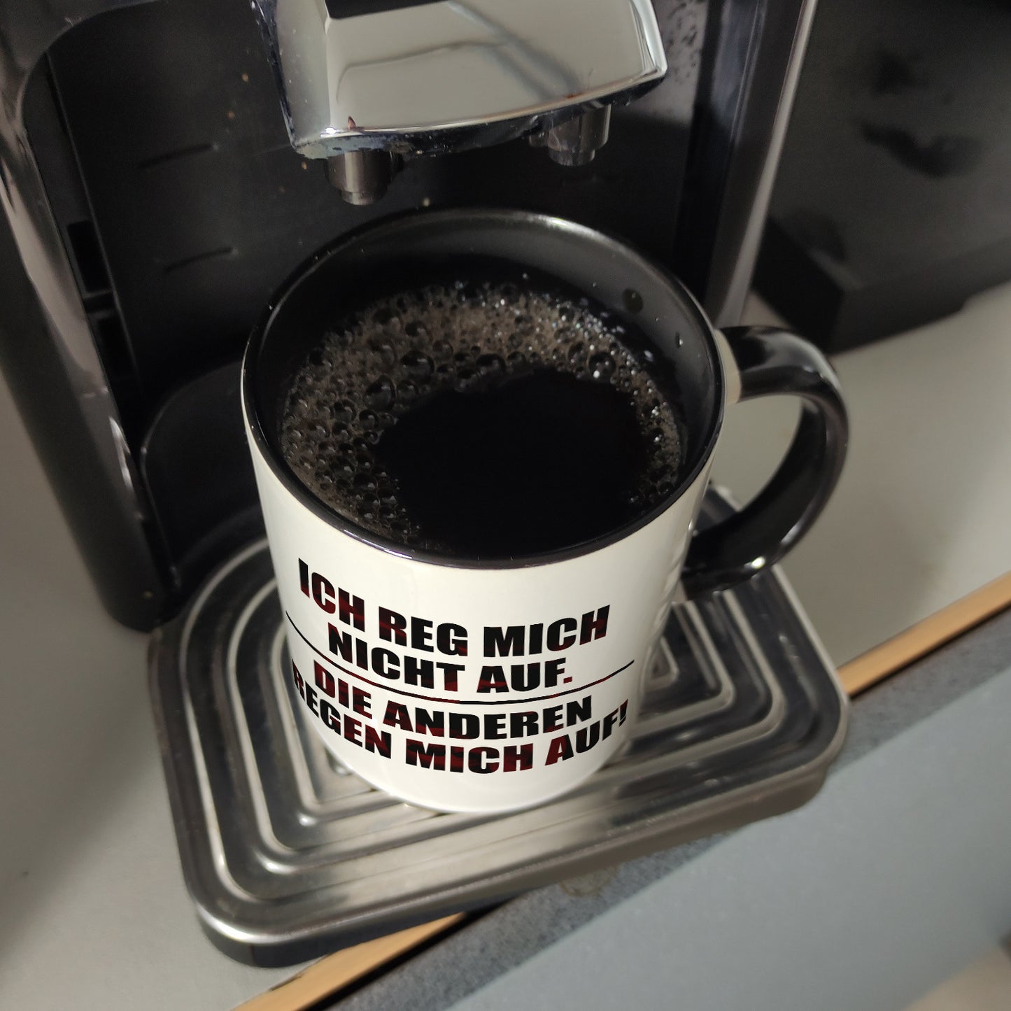 Ich reg mich nicht auf. Die anderen regen mich auf! Kaffeebecher Henkel und Innenseite Schwarz