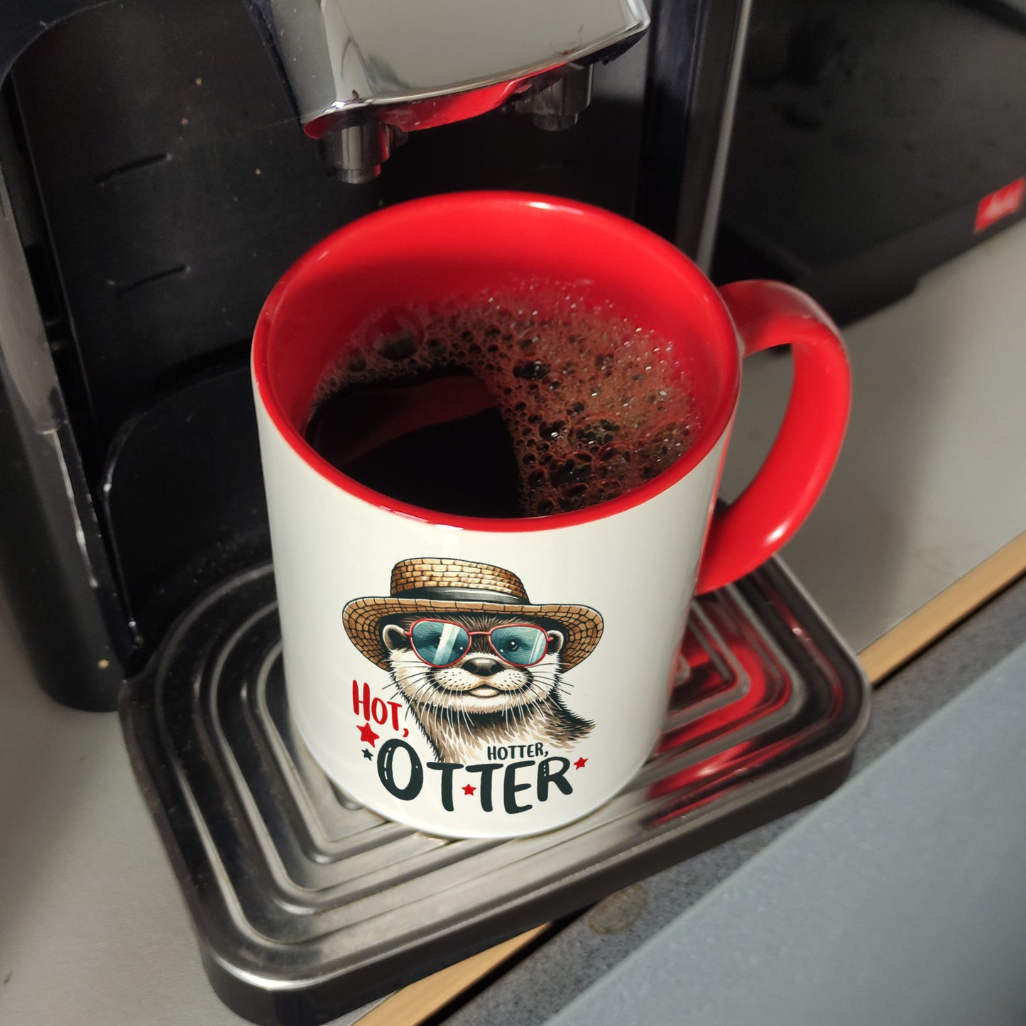 Otter mit Sonnenbrille und Strohhut Kaffeebecher in rot mit Spruch Hot Hotter Otter