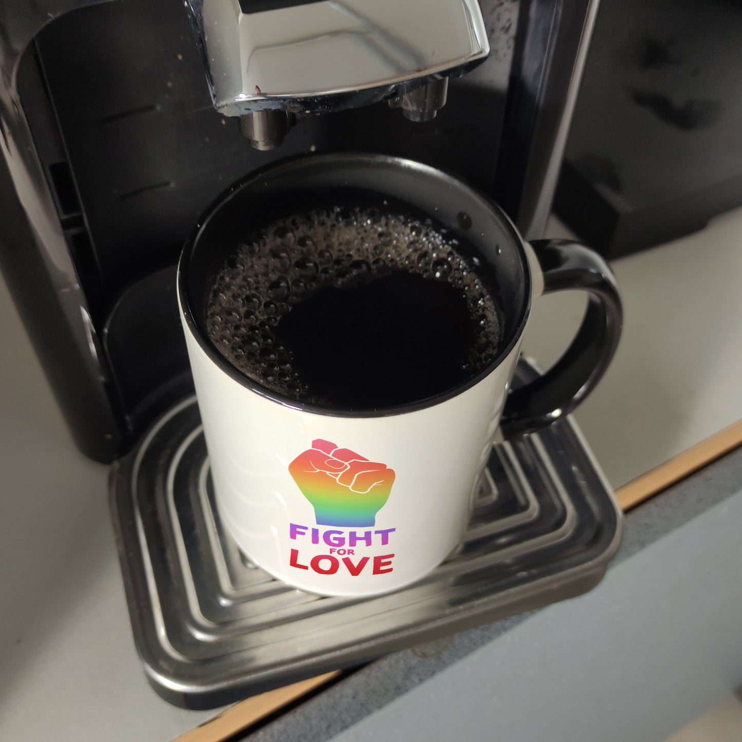 Fight for Love Kaffeebecher Schwarz mit Faust in Regenbogenfarben