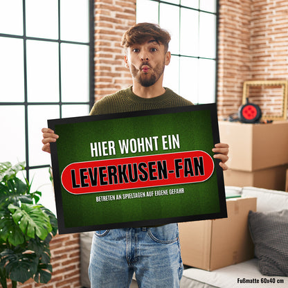 Hier wohnt ein Leverkusen-Fan Fußmatte XL mit Rasen Motiv