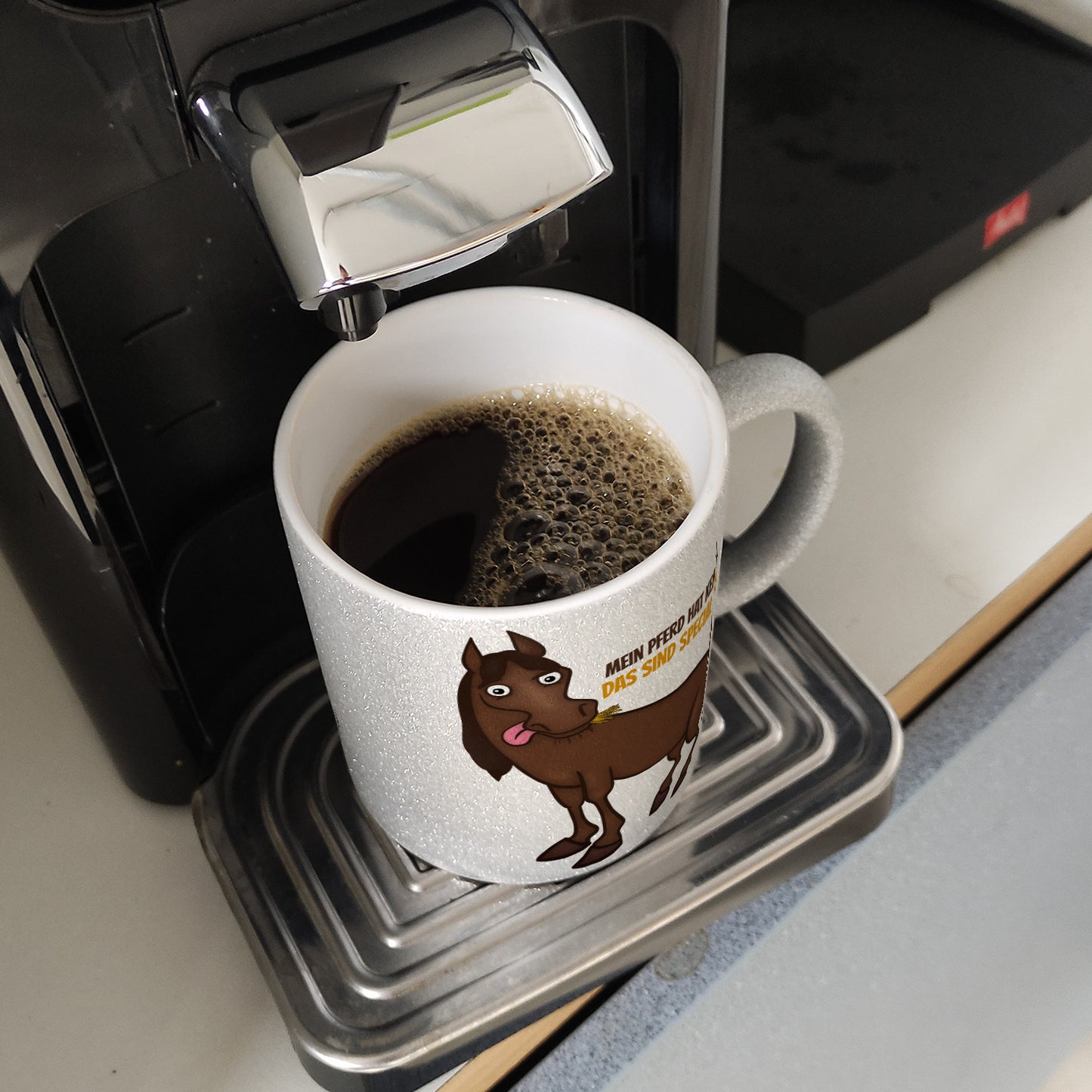 Mein Pferd hat keine Macke. Das sind Special Features! Glitzer-Glitzer-Kaffeebecher mit Pferde Motiv