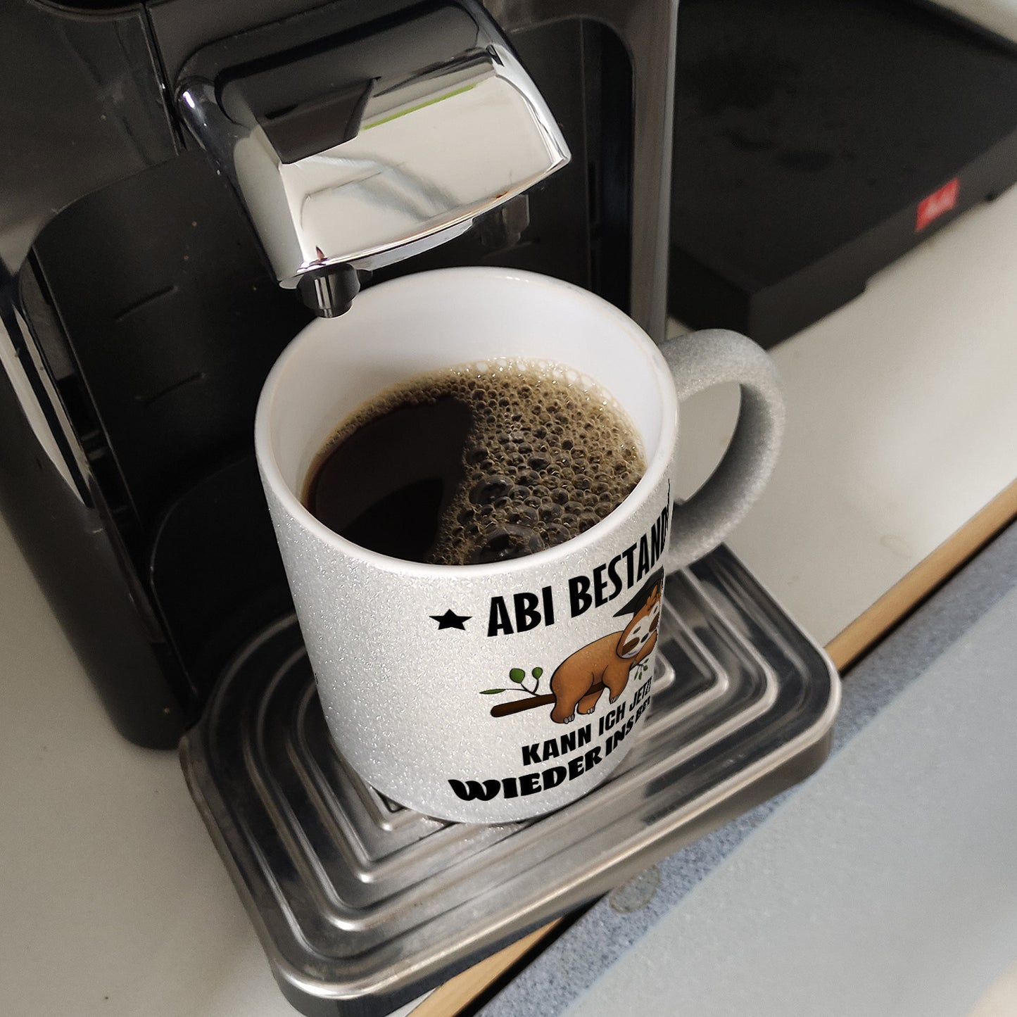 Faultier Abitur Glitzer-Kaffeebecher mit Spruch Abi geschafft zurück ins Bett