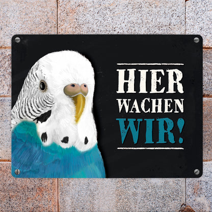 Metallschild mit Wellensittich blau Motiv und Spruch: Hier wachen wir!