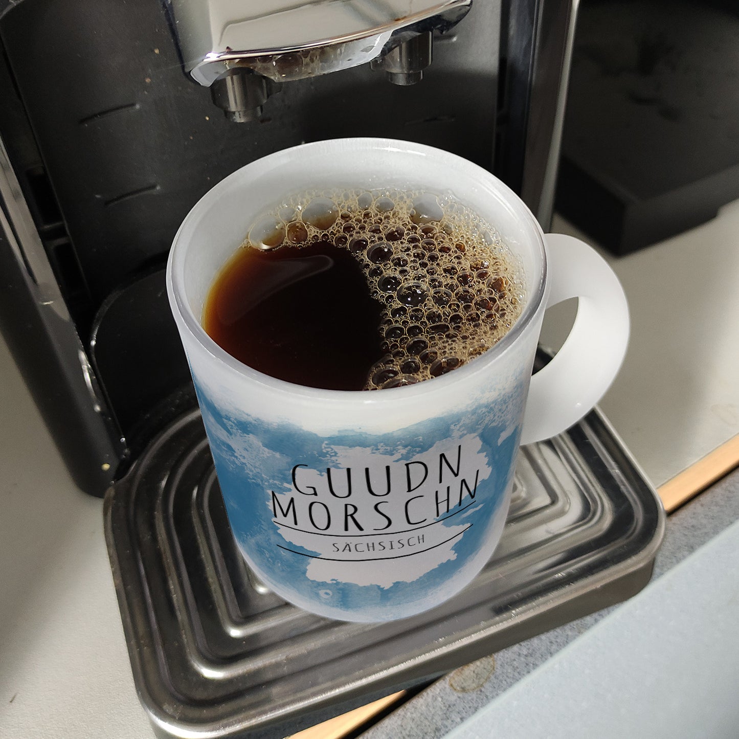 Hallo auf Sächsisch Guudn Morschen lustiger Glas Tasse mit blauem Hintergrund