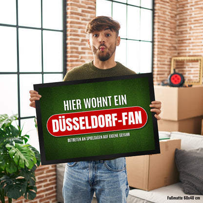 Hier wohnt ein Düsseldorf-Fan Fußmatte XL mit Rasen Motiv