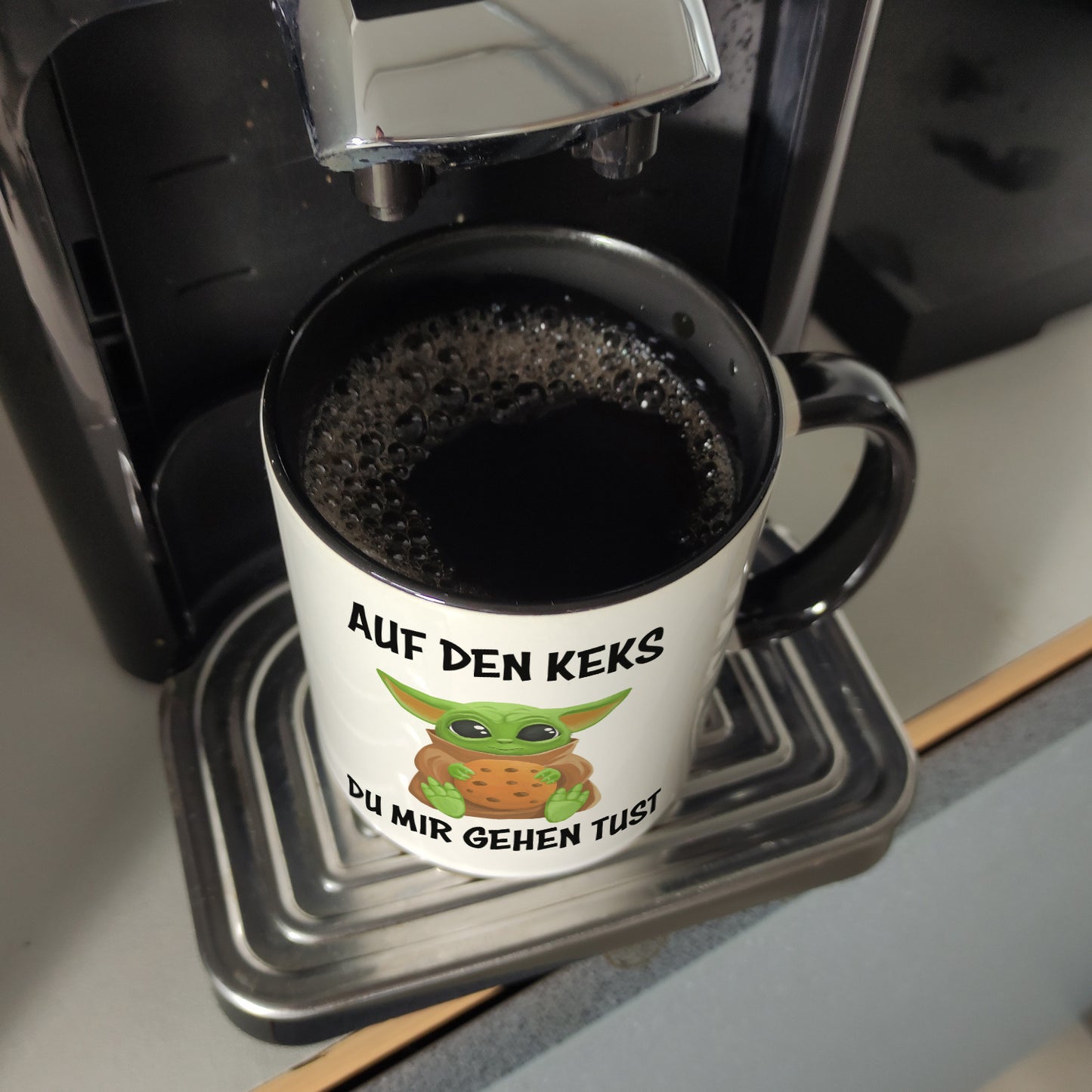 Baby-Alien Kaffeebecher in schwarz mit Spruch Auf den Keks du mir gehen tust