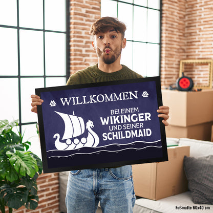 Willkommen bei einem Wikinger und seiner Schildmaid Fußmatte XL in 40x60 cm mit Segelboot Motiv