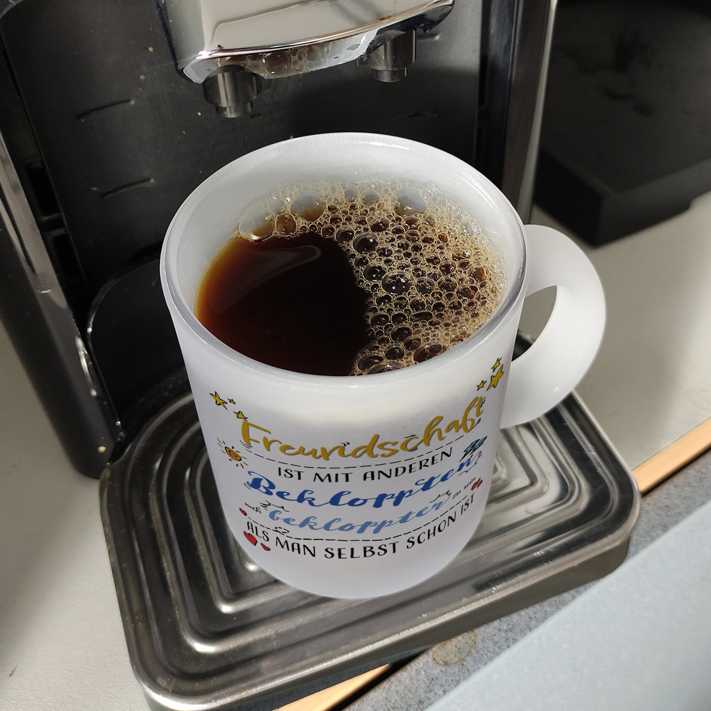 Freundschaft ist mit Anderen Bekloppten noch bekloppter zu sein als man selbst schon ist Glas Tasse Der Kaffeebecher ist mit seiner schönen Optik und seinem Spruch eine schöner Hingucker. Es ist eine tolle Geschenkidee für deine besten Freunde, für die Fa