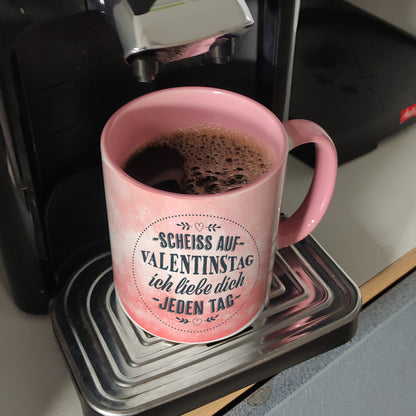 Scheiß auf Valentinstag, ich liebe dich jeden Tag Kaffeebecher Henkel und Innenseite Rosa