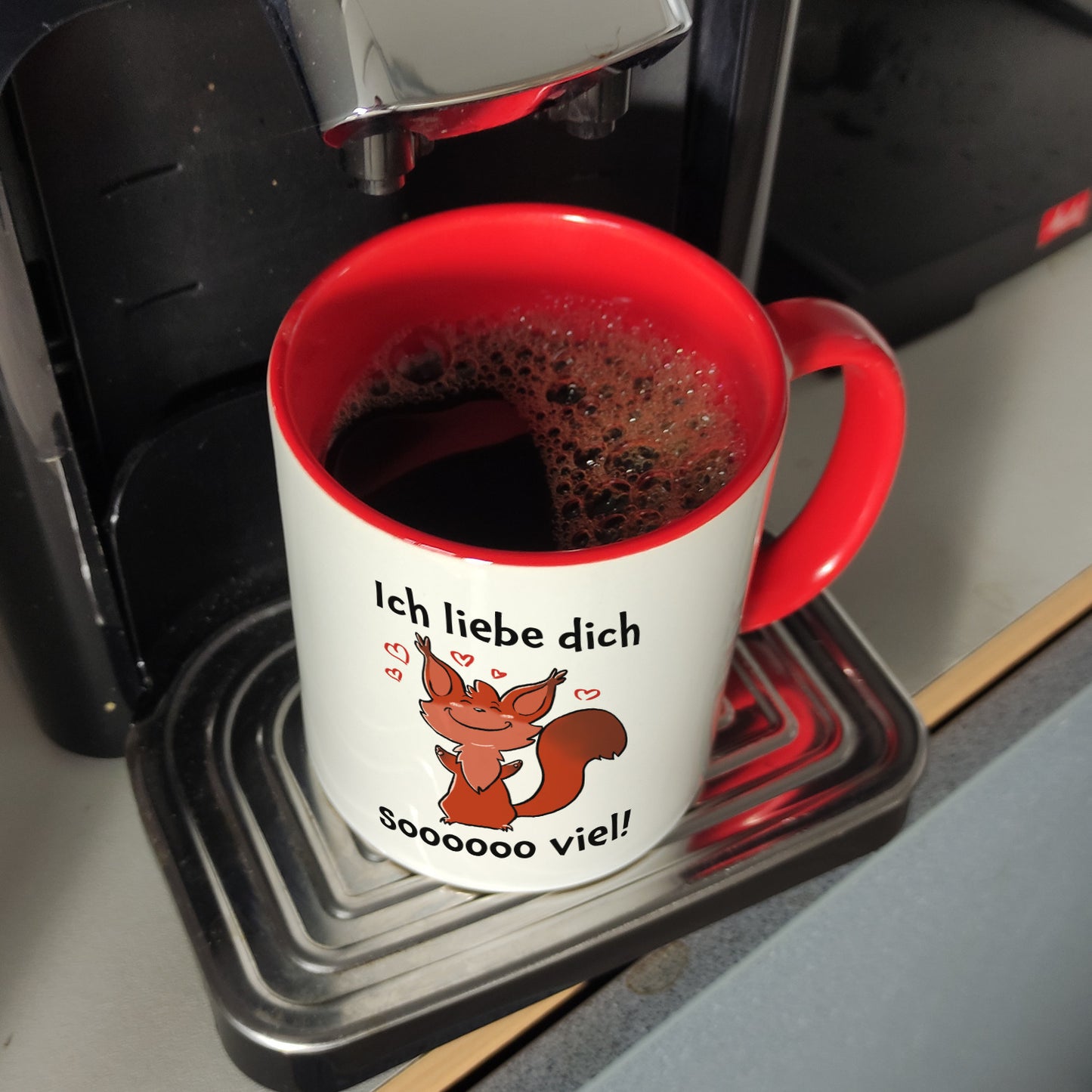 Ich liebe dich soooooo viel Kaffeebecher Rot mit niedlichem Eichhörnchen