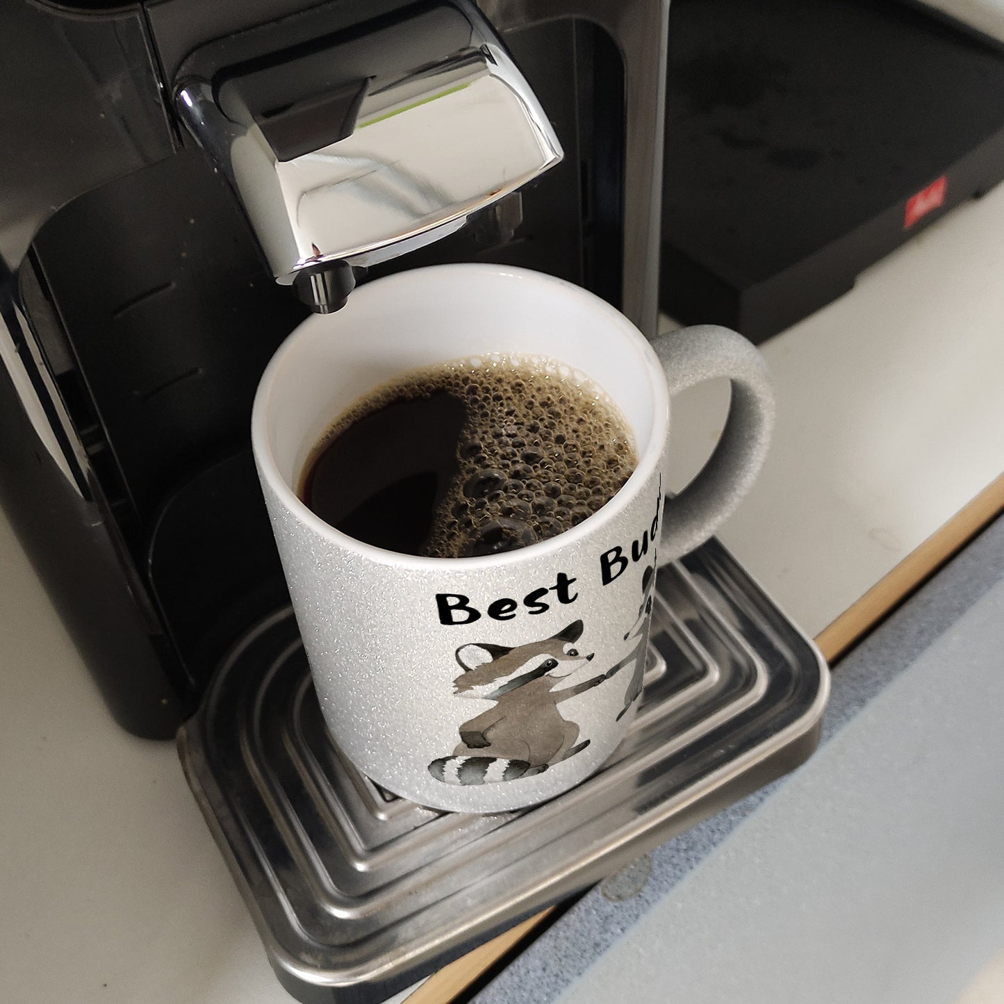 Waschbär Bruder und Kumpel Glitzer-Kaffeebecher mit Spruch Best Buddy