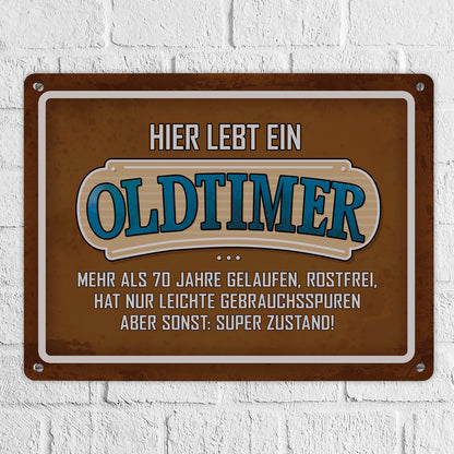 Metallschild XL mit Retro- Stil Motiv und Spruch: Hier wohnt ein Oldtimer