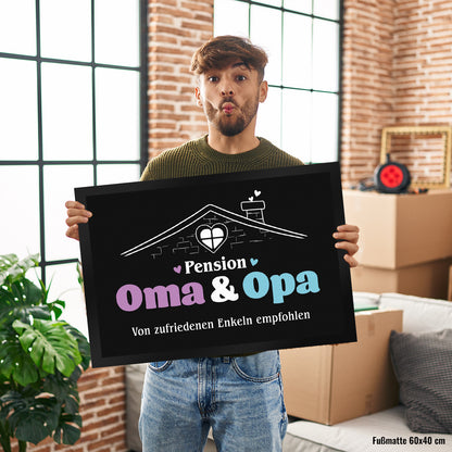 Pension Oma & Opa Fußmatte XL in 40x60 cm mit Spruch Von zufriedenen Enkeln empfohlen