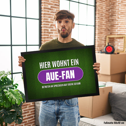 Hier wohnt ein Aue-Fan Fußmatte XL mit Rasen Motiv