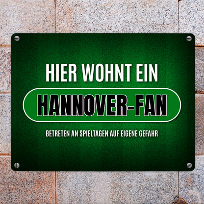 Hier wohnt ein Hannover-Fan Metallschild mit Rasen Motiv