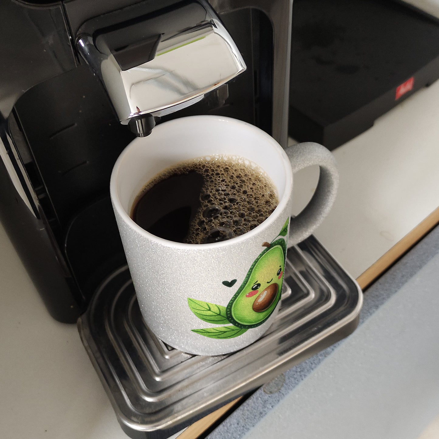 Lächelnde Avocado Glitzer-Kaffeebecher