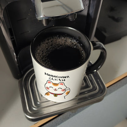 Winkekatze Kaffeebecher in schwarz mit Spruch Konnichiwa