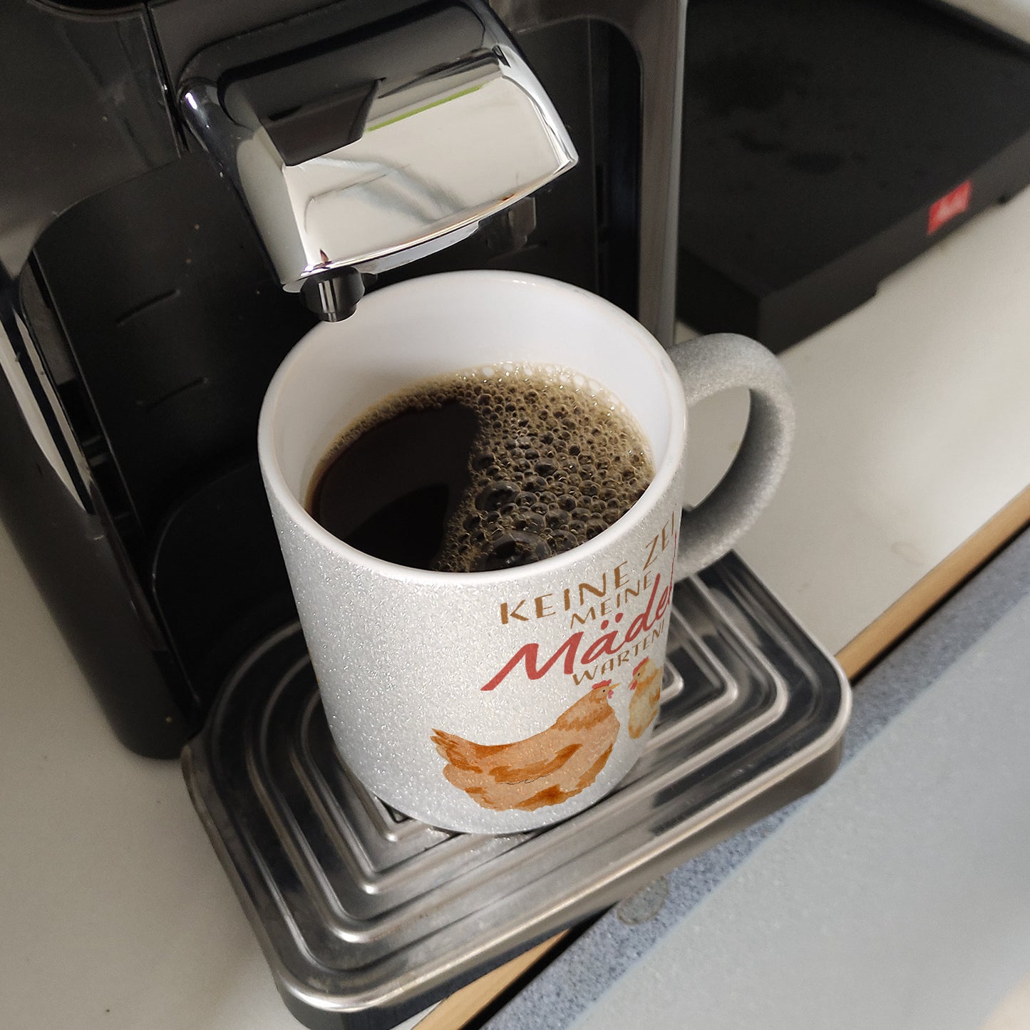 Huhn Glitzer-Kaffeebecher mit Spruch Keine Zeit meine Mädels warten