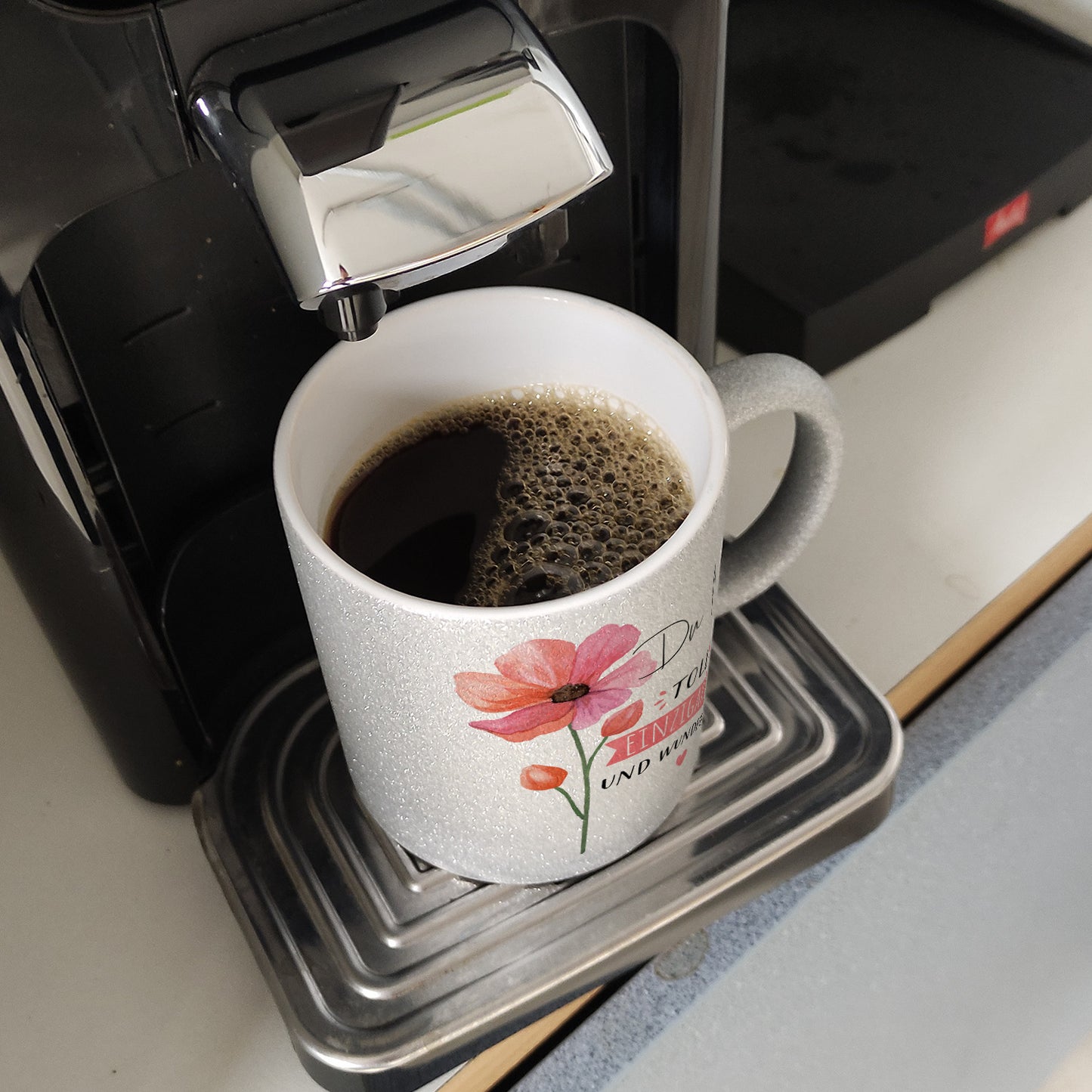 Blume Glitzer-Kaffeebecher mit Spruch Du bist toll einzigartig und wunderbar