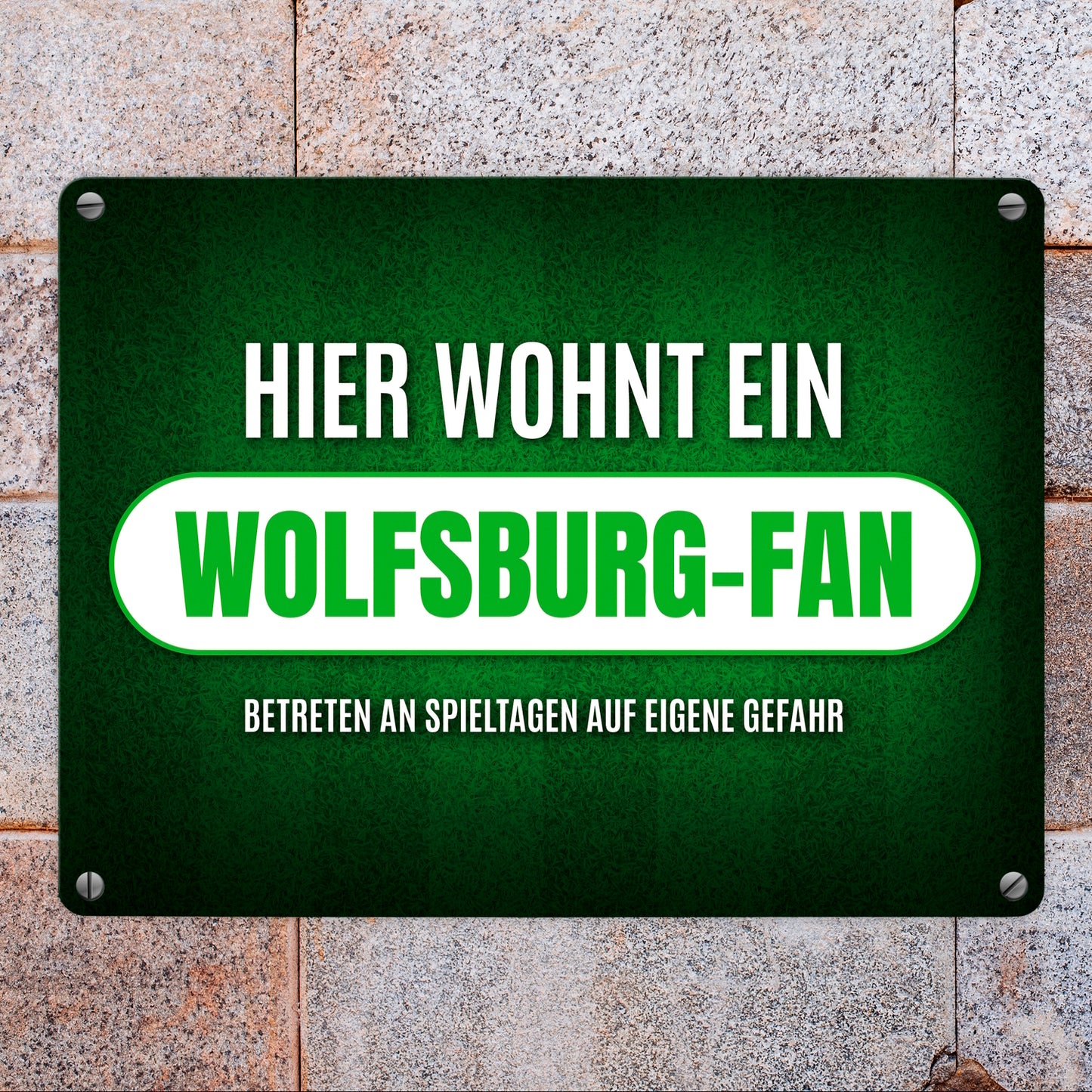 Hier wohnt ein Wolfsburg-Fan Metallschild mit Rasen Motiv