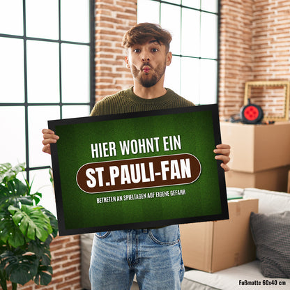 Hier wohnt ein St.Pauli-Fan Fußmatte XL mit Rasen Motiv