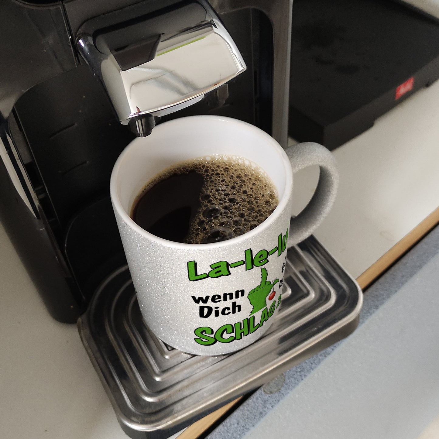 La-le-luuu Glitzer-Kaffeebecher mit Spruch Wenn Dich einer nervt schlag zu