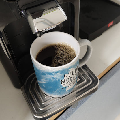 Hallo auf Sächsisch Guudn Morschen lustiger Glitzer-Kaffeebecher mit blauem Hintergrund