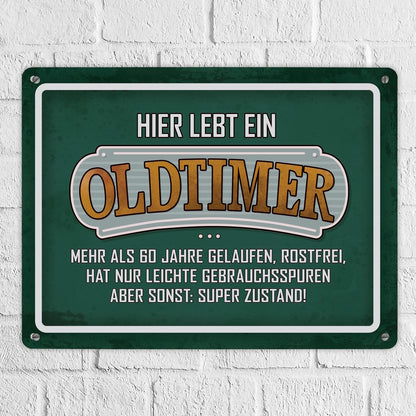 Metallschild XL mit Retro- Stil Motiv und Spruch: Hier wohnt ein Oldtimer