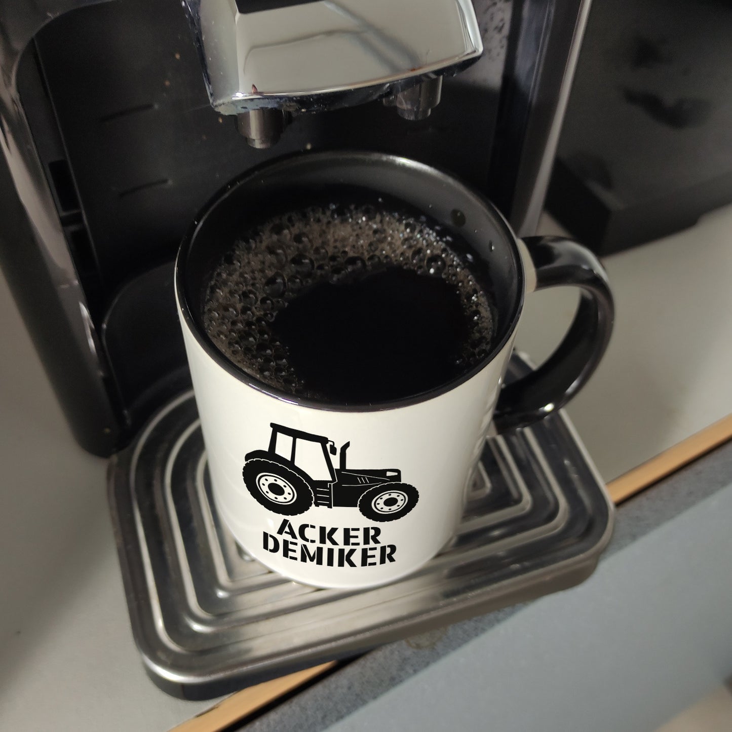 Traktor Kaffeebecher in schwarz mit Spruch Ackerdemiker