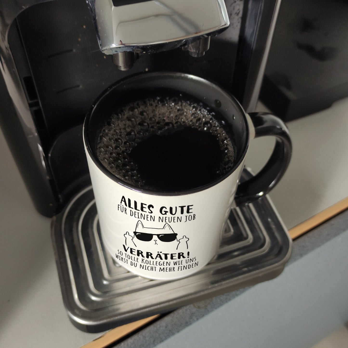 Katze mit Mittelfinger Kaffeebecher in schwarz mit Spruch Viel Erfolg du Verräter