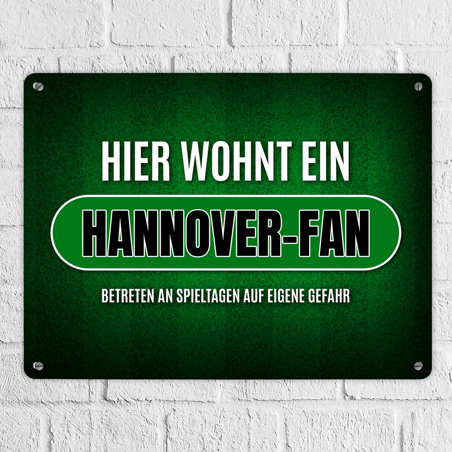 Hier wohnt ein Hannover-Fan Metallschild XL mit Rasen Motiv