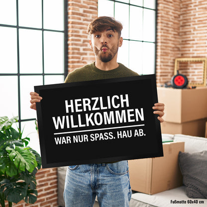 Herzlich Willkommen, war nur Spaß hau ab Fußmatte XL in schwarz-weiß