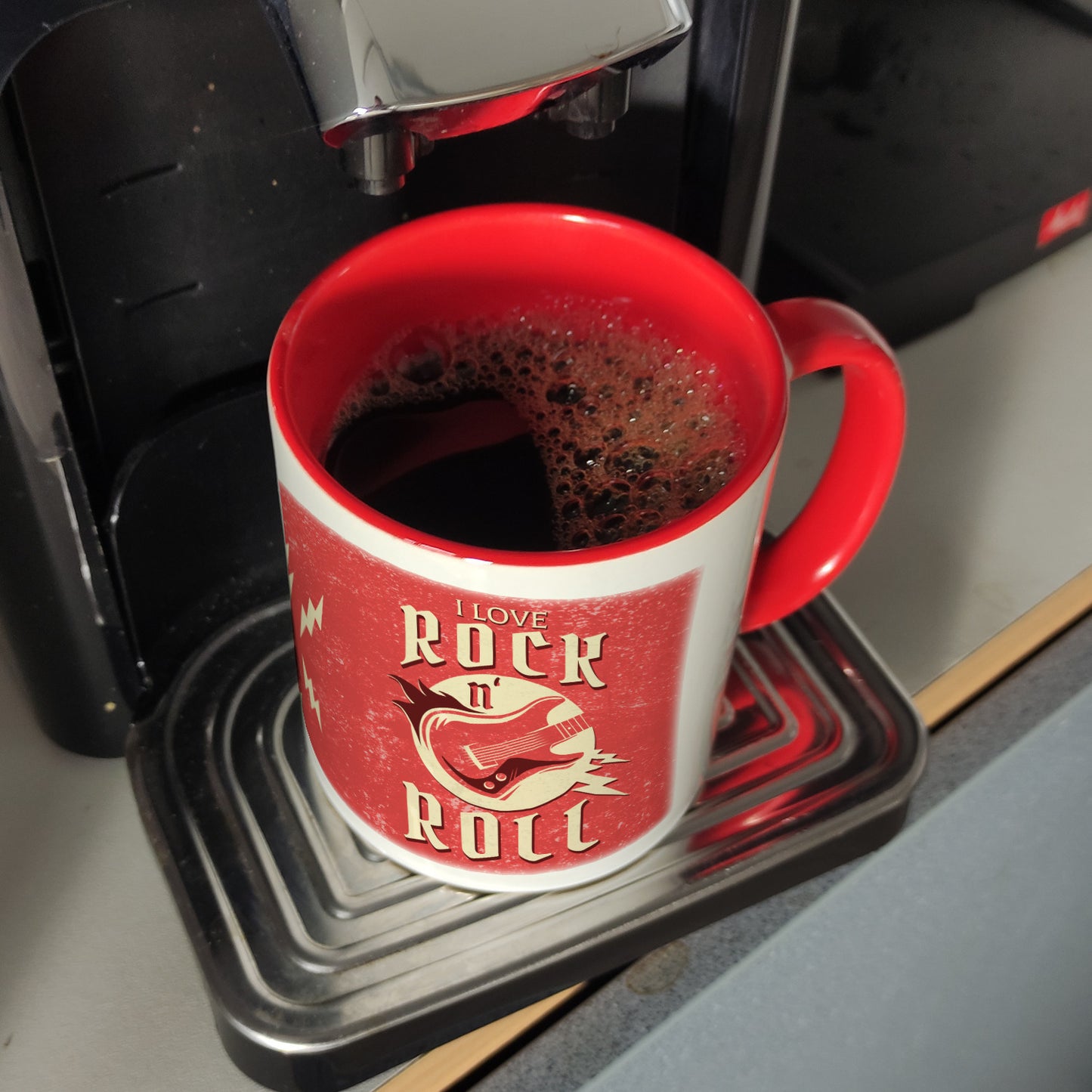 I Love Rock 'n' Roll Kaffeebecher Rot mit Gitarren Motiv