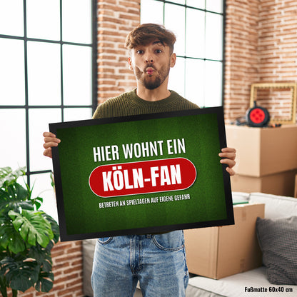 Hier wohnt ein Köln-Fan Fußmatte XL mit Rasen Motiv