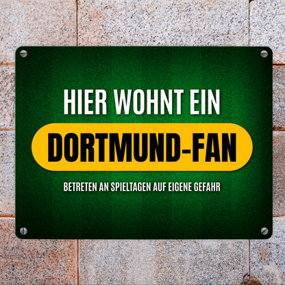 Hier wohnt ein Dortmund-Fan Metallschild mit Rasen Motiv