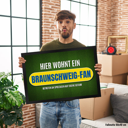 Hier wohnt ein Braunschweig-Fan Fußmatte XL mit Rasen Motiv