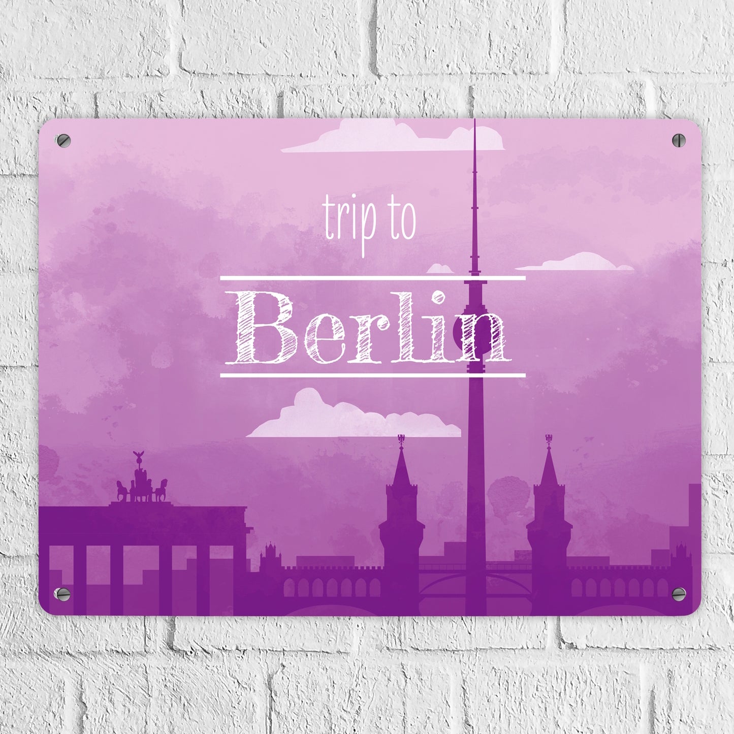 Metallschild XL in 21x28 cm für Fans von Städtetrips mit der Silhouette von Berlin in lila