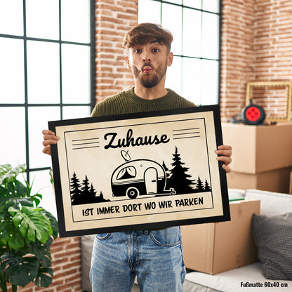 Zuhause ist immer dort wo wir Parken Fußmatte XL in 40x60 cm mit Camping-Motiven