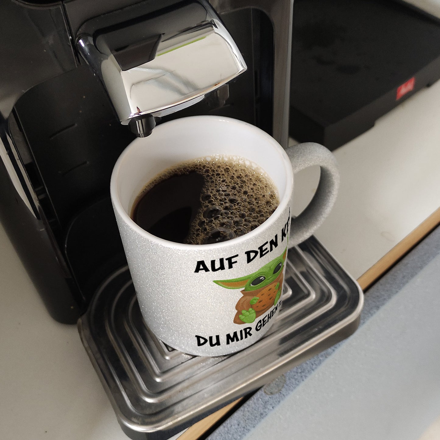 Baby-Alien Glitzer-Kaffeebecher mit Spruch Auf den Keks du mir gehen tust