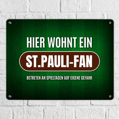 Hier wohnt ein St.Pauli-Fan Metallschild XL mit Rasen Motiv