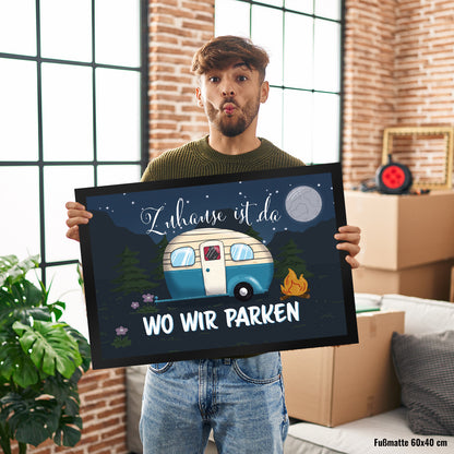 Zuhause ist da, wo wir parken Nachthimmel Fußmatte XL in 40x60 cm mit Camper-Motiv