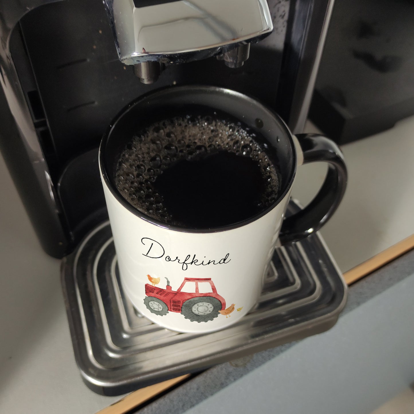 Dorfkind roter Traktor Kaffeebecher in schwarz