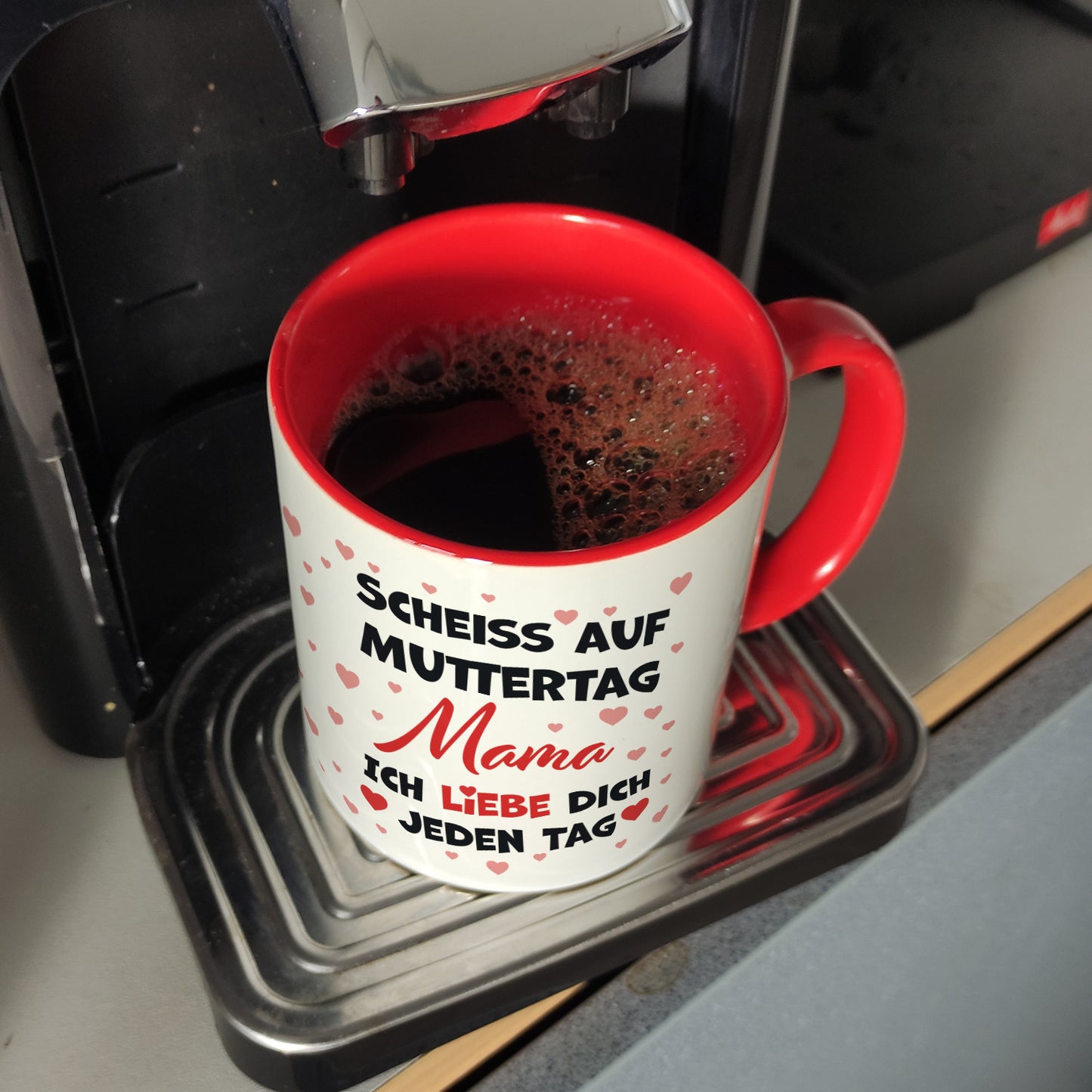 Scheiß auf Muttertag Kaffeebecher Rot mit Herzchen-Muster für die beste Mama