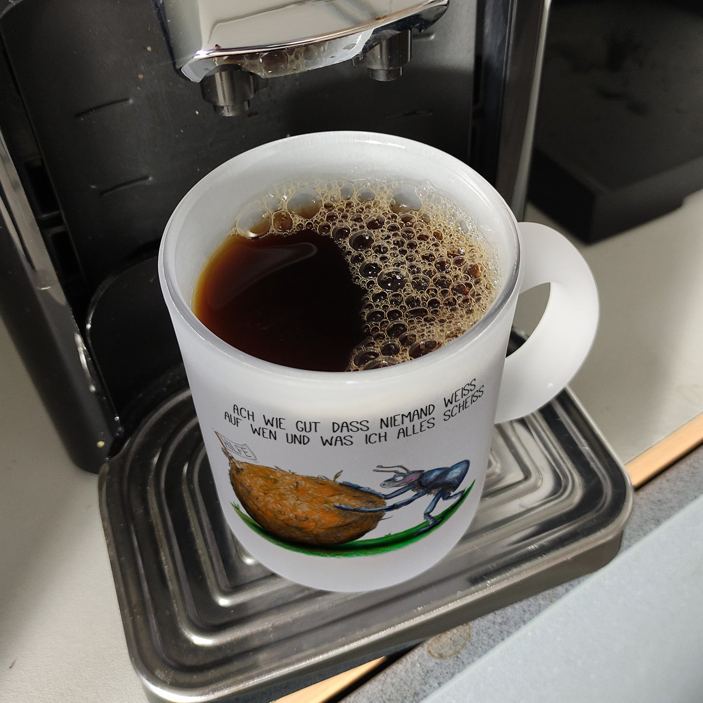 Ach wie gut, dass niemand weiß, auf wen und was ich alles scheiß. Glas Tasse mit Mistkäfer Motiv