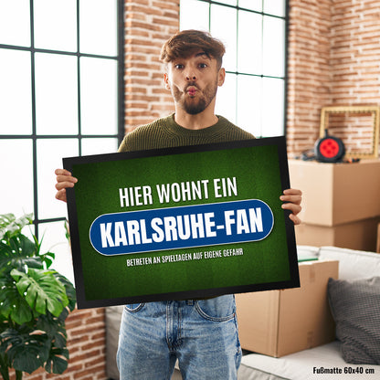 Hier wohnt ein Karlsruhe-Fan Fußmatte XL mit Rasen Motiv