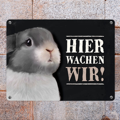 Metallschild mit Hase Motiv und Spruch: Hier wachen wir!