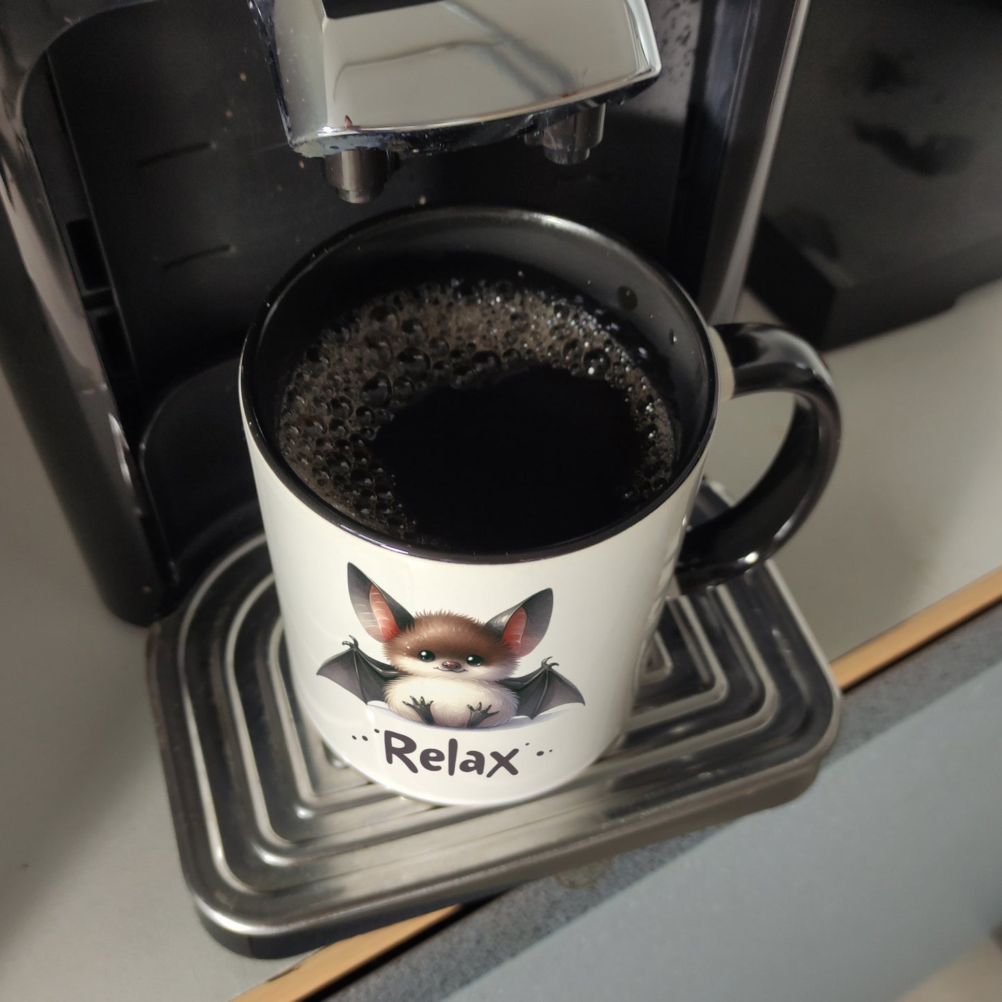 Baby Fledermaus Kaffeebecher in schwarz mit Spruch Relax