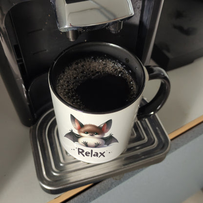 Baby Fledermaus Kaffeebecher in schwarz mit Spruch Relax